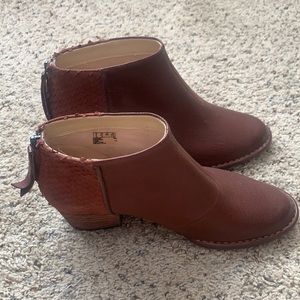 8.5 Clarks zip up bootie